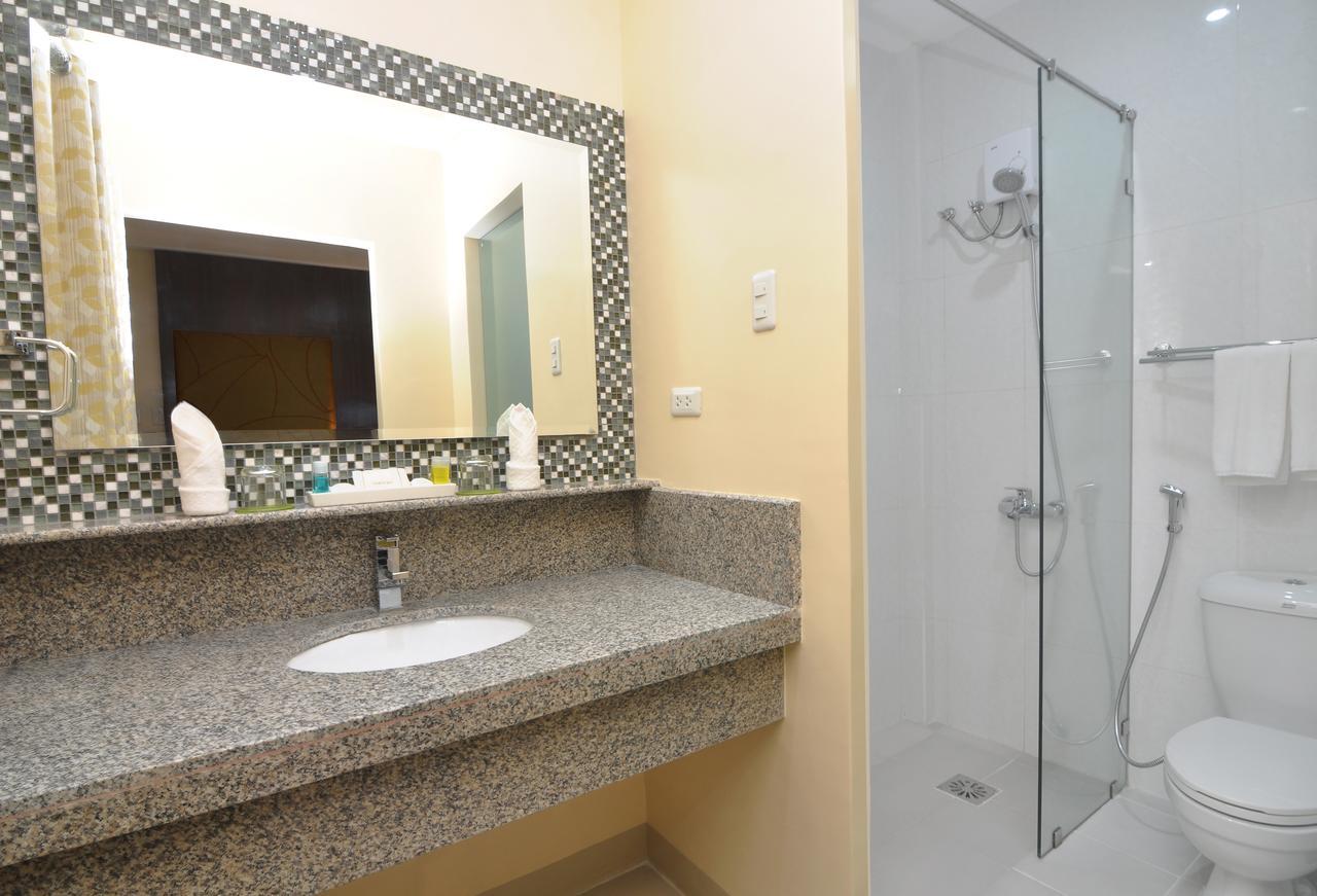 717 Cesar Place Hotel Tagbilaran City Bagian luar foto